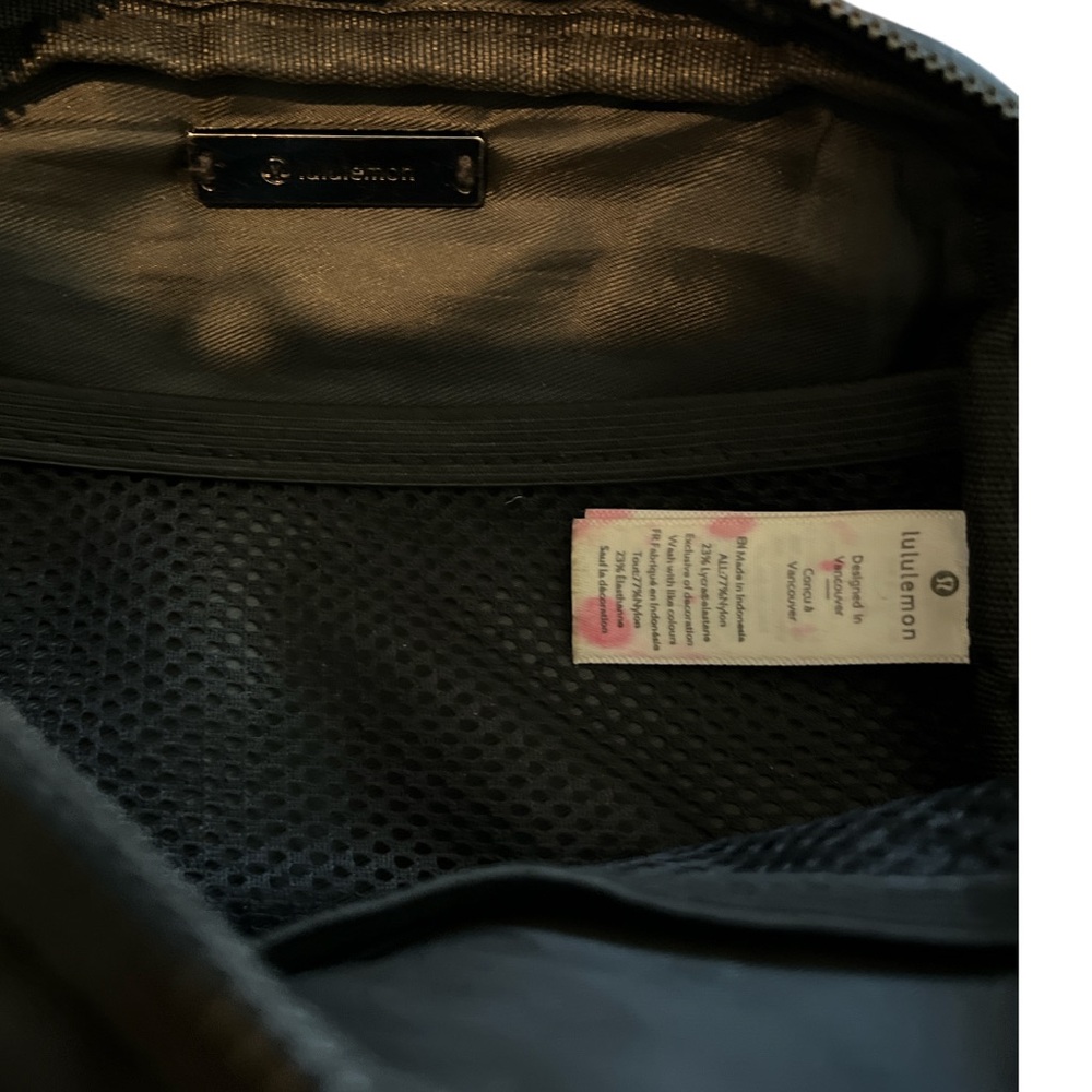 Lululemon Everywhere Belt Bag Black Crossbody Zip Wear‎ Functional - Picture 5 of 7